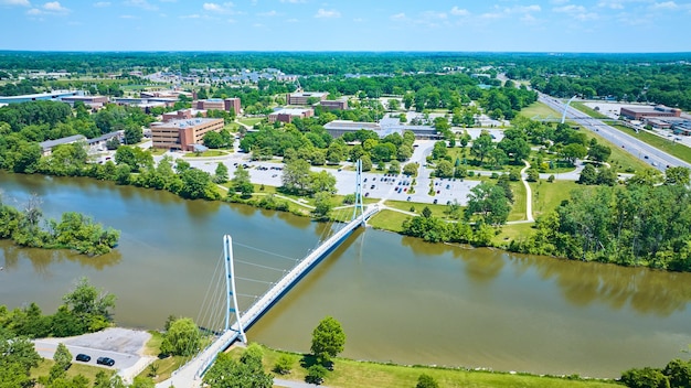 Zdjęcie aerial kampus uniwersytecki pfw i ron venderly family bridge nad rzeką st mary