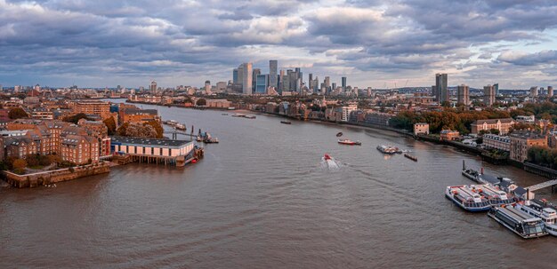 Aerial panoramiczny widok na zachód słońca London Tower Bridge i Tamizy, Anglia, Wielka Brytania. Piękny most Tower w Londynie.