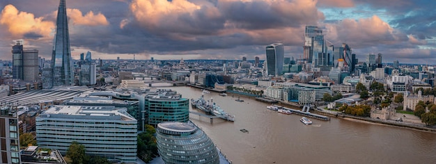 Aerial panoramiczny widok na zachód słońca London Tower Bridge i Tamizy, Anglia, Wielka Brytania. Piękny most Tower w Londynie.