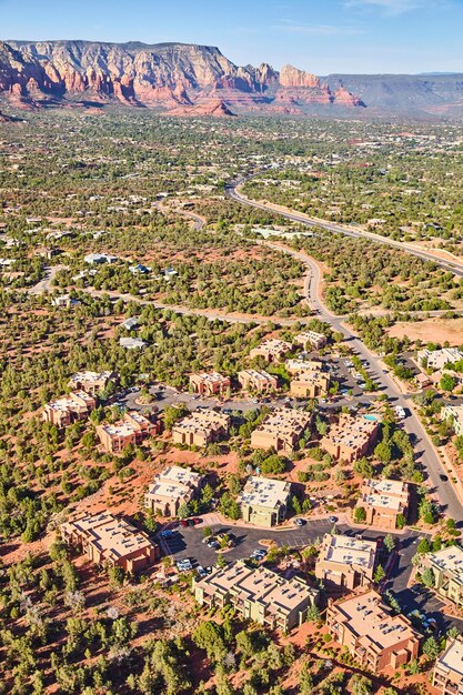 Aerial Suburban Adobe Homes by Red Rocks w Sedona w Arizonie