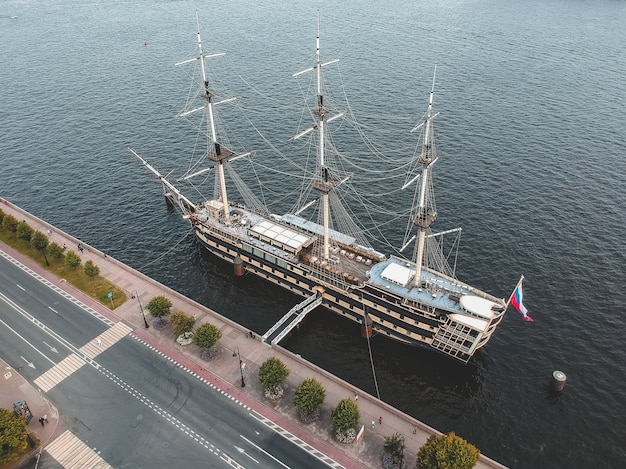 Aerialphoto rocznika fregaty żeglowania statek. Sankt Petersburg, Rosja. Flatley