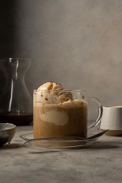 Affogato Włoska deserowa kawa i lody w szklanym kubku