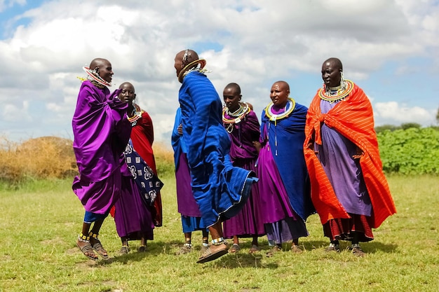 Africa Tanzania Fevoal 2016 Masajki w kolorowych ubraniach wykonują rytualny taniec