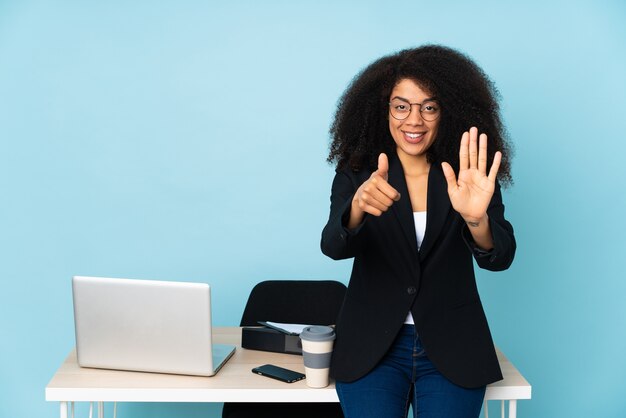 African American biznes kobieta pracuje w swoim miejscu pracy