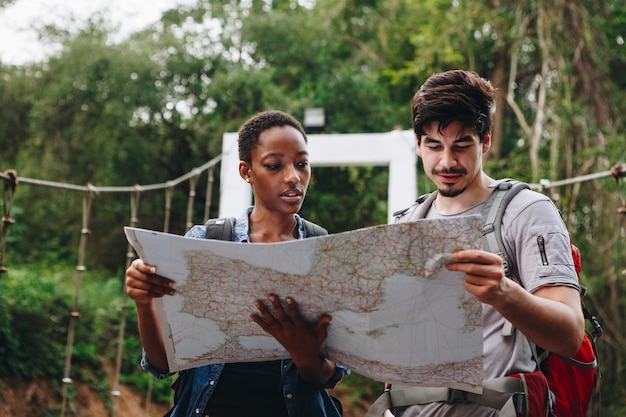 African American kobieta i mężczyzna rasy kaukaskiej patrząc na mapę