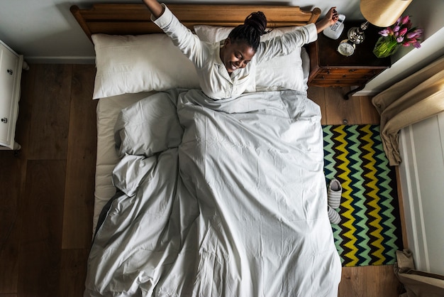 African American Kobieta Na łóżku Budzi Się Rano