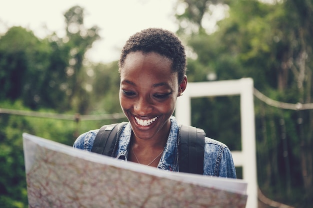 African American kobieta patrząc na mapę