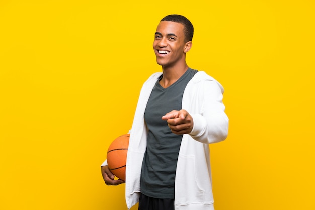 African American koszykarz człowiek wskazuje palcem na ciebie z ufnością