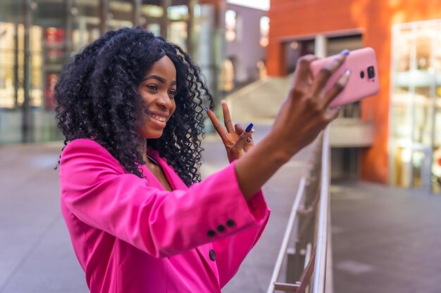 African American M?oda Kobieta W Mie?cie Portret M?odej Kobiety W Ró?owej Kurtce Przy Selfie