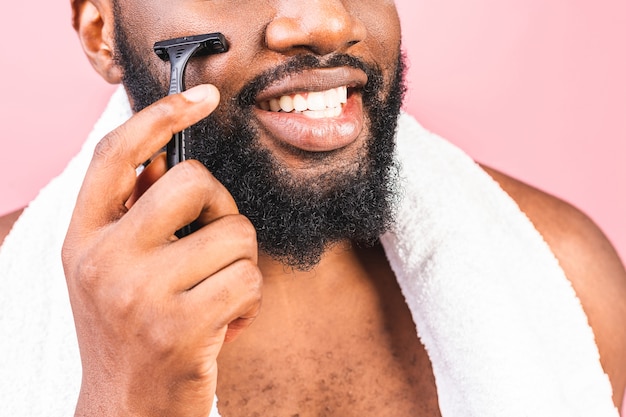 African American man rozmazuje krem do golenia na twarzy pędzlem do golenia Higiena mężczyzn