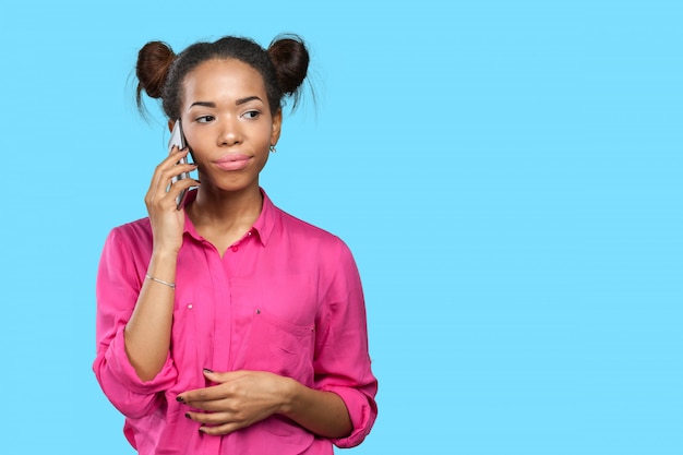African American Woman Z Telefonem Komórkowym