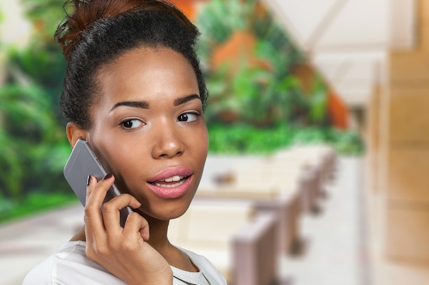 African American Woman Z Telefonu Komórkowego