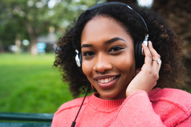 Afro American Kobieta Słuchająca Muzyki