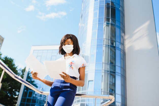 Afro-Amerykanin Bizneswoman Nosi Maskę Ochronną