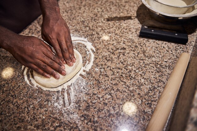 Afro Amerykanin Mieszający Mąkę I Ciasto Na Stole