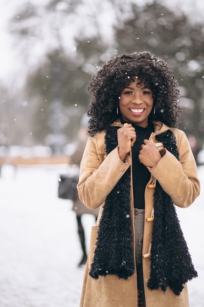 Afro amerykańska kobieta szczęśliwa