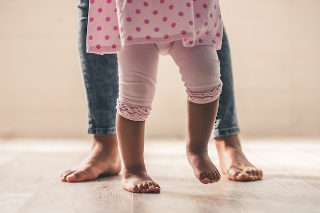 Afro amerykańska mama i jej śliczne nogi dziewczynki.