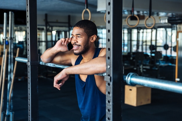 Afro Amerykański Zdrowy Mężczyzna Fitness Przy Użyciu Smartfona Podczas Odpoczynku W Siłowni