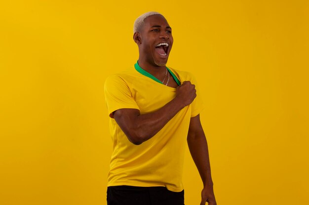 Afro brazylijski mężczyzna w koszulce drużyny piłkarskiej brasilia na puchar 2022 w Katarze
