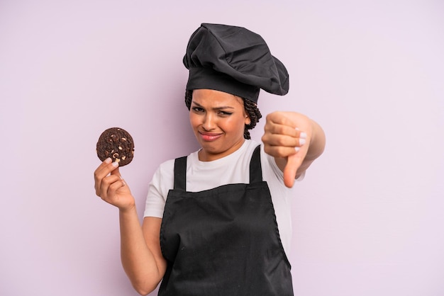 Afro czarna kobieta kucharz z warkoczami i robi ciasteczko