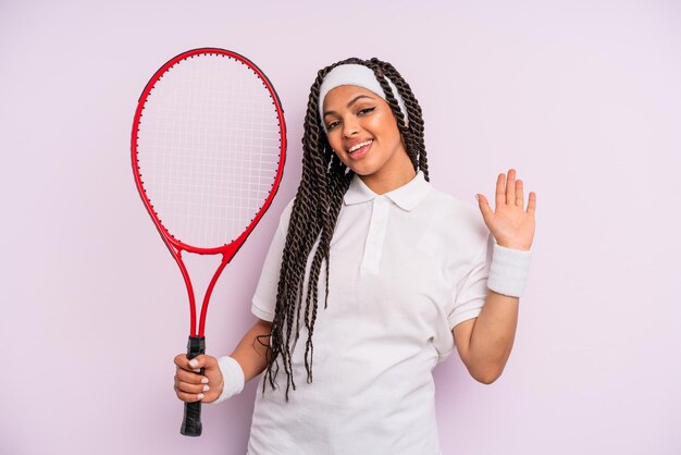 Afro czarna kobieta z koncepcją tenisa warkocze