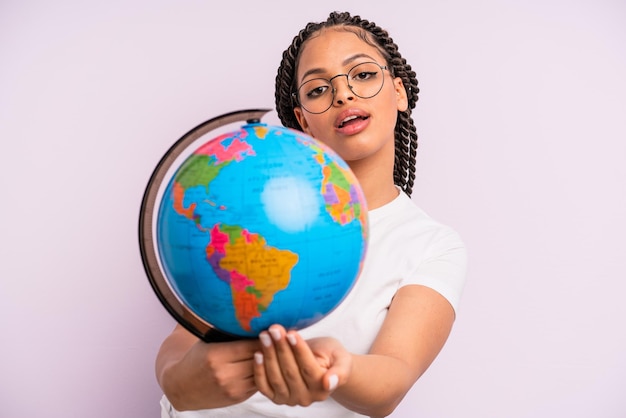 Afro czarna kobieta z warkoczami z modelem planety Ziemi
