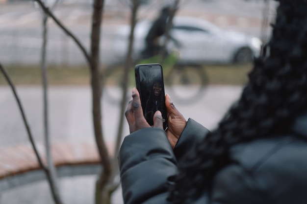 Afro Dziewczyna Robi Selfie Przez Telefon Na Zewnątrz Ludzie Korzystający Z Technologii