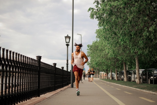 Afro facet jogging w mieście