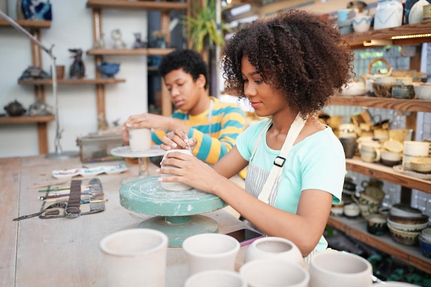 Afro Kobieta Robi Ceramikę W Warsztacie Kształtowanie Mokrej Gliny Na Kole Garncarskim