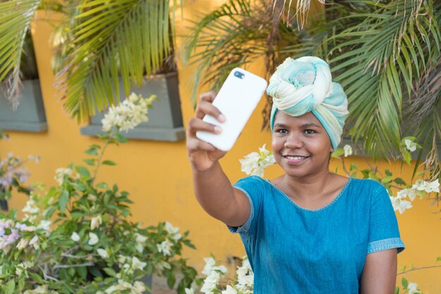 Afro kobieta robi selfie telefonem komórkowym