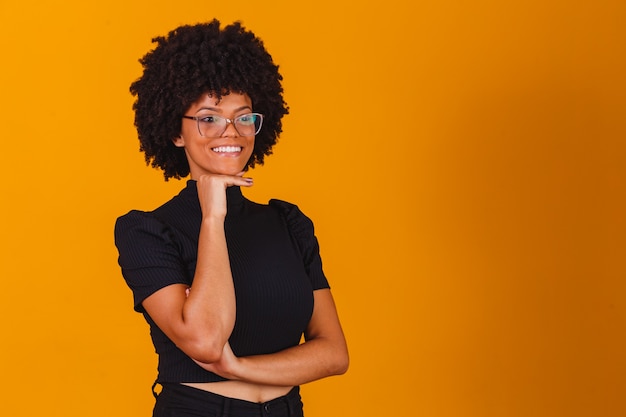 Afro Kobieta W Okularach Uśmiecha Się Do Kamery