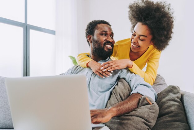 Afro para używająca laptopa w domu