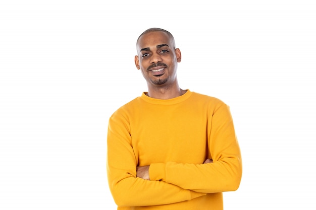 Afroamerican facet ubrany w żółtą bluzę