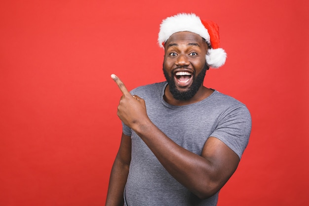 Afroamerykanin mężczyzna w szarej koszulce i kapeluszu Santa
