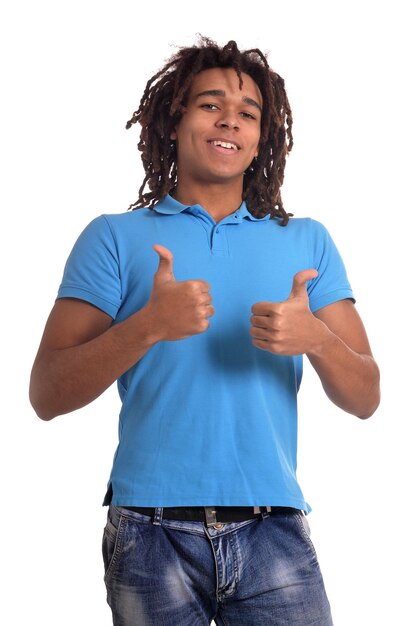 Afroamerykanin młody człowiek w niebieskiej koszulce pozowanie na białym tle