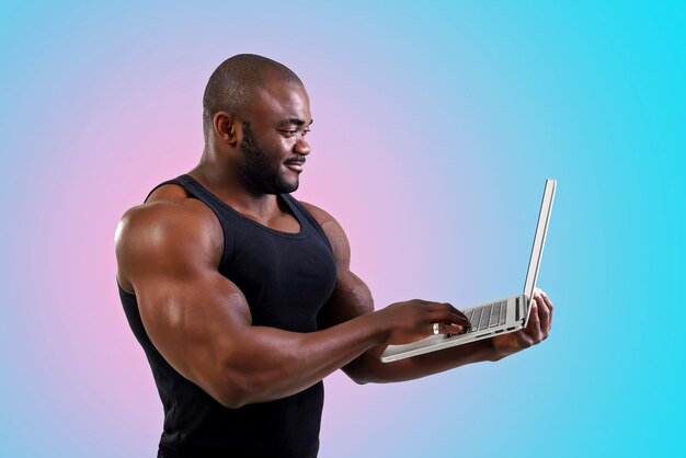 Afroamerykanin Sportowiec Z Dużymi Mięśniami Trzyma Laptopa