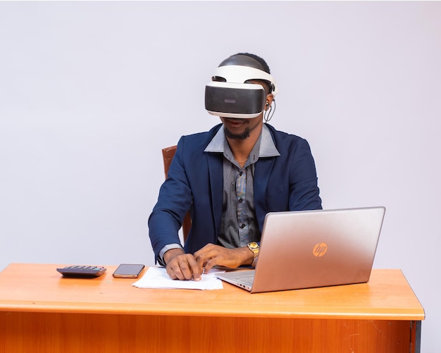 Afroamerykanin używający wirtualnej rzeczywistości w biurze