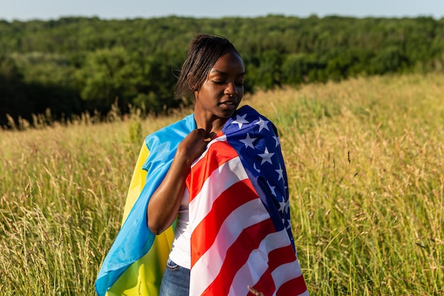 Afroamerykanka owinięta w amerykańską i ukraińską flagę