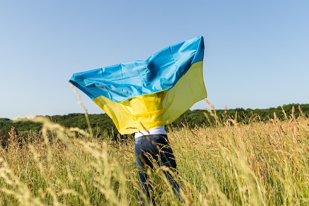 Afroamerykanka owinięta w ukraińską żółtą niebieską flagę narodowy symbol Ukrainy