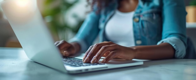 Afroamerykanka pracująca w domu na laptopie.
