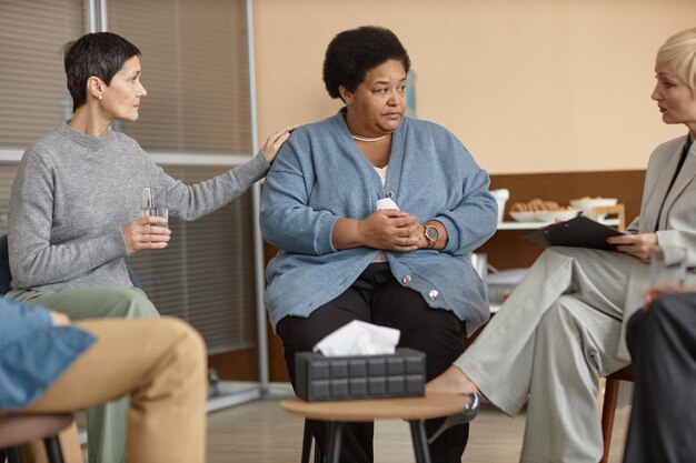 Afroamerykanka starsza kobieta słucha terapeutki