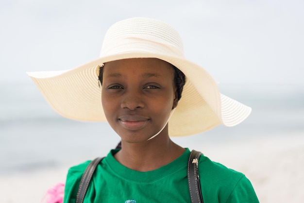 Afroamerykanka turystka z plecakiem na plaży morskiej