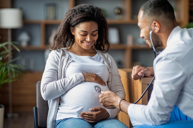 Afroamerykanka w ciąży odwiedzająca lekarza ginekologa
