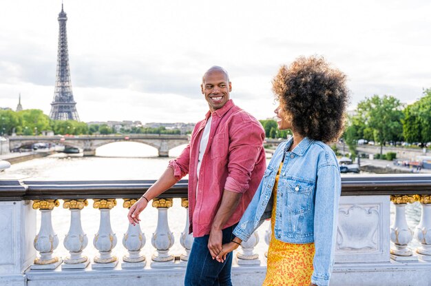 Afroamerykańska piękna para zakochana w Paryżu?