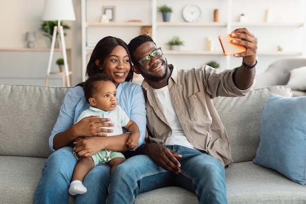 Afroamerykańska rodzina robi selfie razem w domu