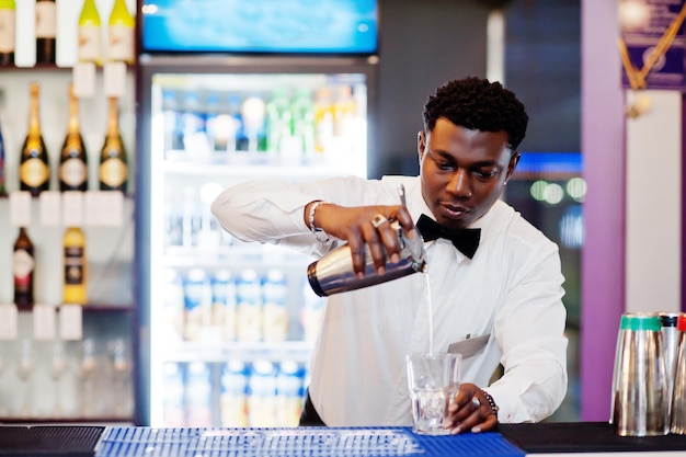 Afroamerykański barman w barze z shakerem Przygotowanie napoju alkoholowegoxA