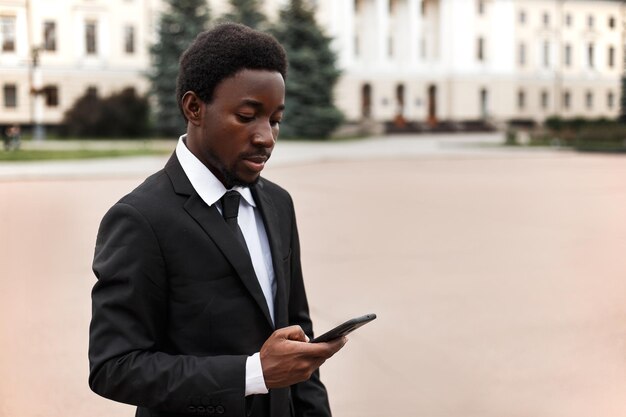 Afroamerykański biznesmen używa telefonu