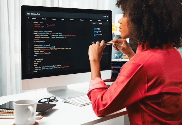 Afroamerykański deweloper Coding Software projekt na ekranie Tastemaker