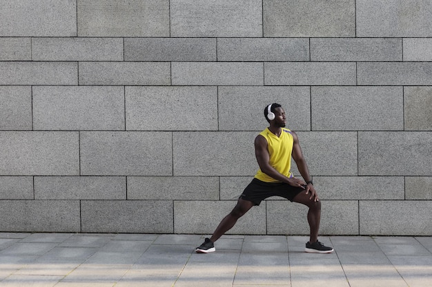 Afroamerykański Jogger Rozciągający Się Po Porannym Treningu