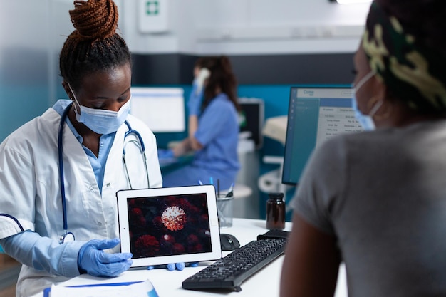 Afroamerykański Lekarz Lekarz Trzymający Komputer Typu Tablet